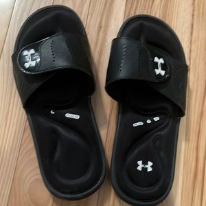 Underarmour black foam slides
